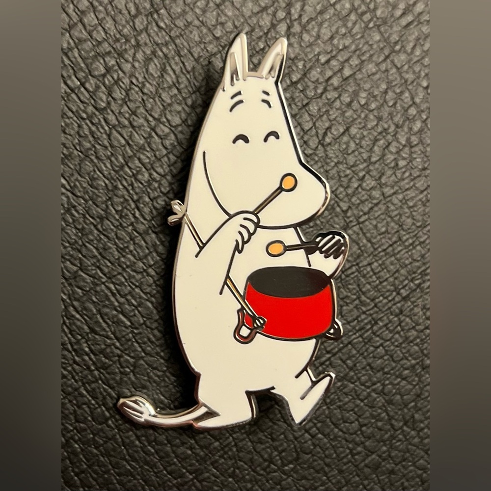 Moomin And Friends Mystery Pin Series AQI 1-Inch Collectible Pin Moomintroll - Picture 2 of 5